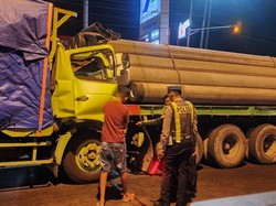 Pemotor Tewas Terlibat Kecelakaan Beruntun 3 Truk di Raya Lamongan-Deket
