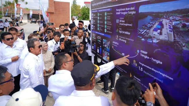Kementerian Kelautan dan Perikanan (KKP) menggandeng Kementerian Koperasi, Kementerian Keuangan serta Badan Pengaturan Badan Usaha Milik Negara (BP BUMN) dalam mengelola dan mengoperasionalkan Kampung Nelayan Merah Putih (KNMP).