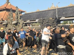 Saat Turis Bule di Bali Asyik Lempar-lemparan Ketupat