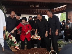 Momen Megawati-Sukmawati Tabur Bunga di Pusara Guruh Soekarnoputra