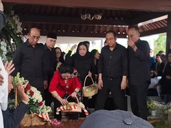 Video: Momen Megawati Tabur Bunga di Makam Guruh Soekarnoputra
