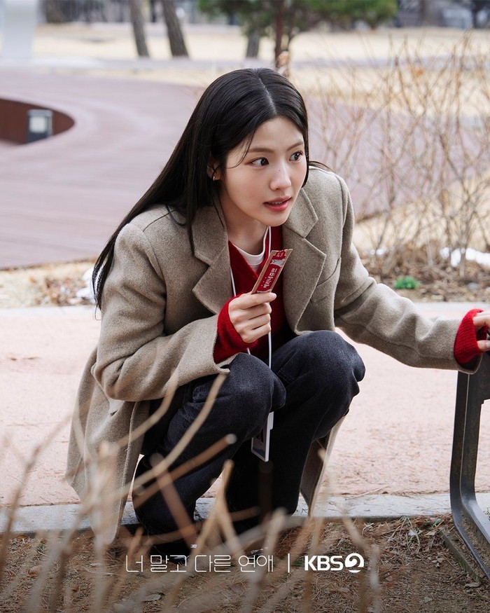 Kini, Jo A Ram comeback dengan drama terbarunya A Love Other Than Yours pada (12/9) lalu. Ia berperan sebagai Park Soo Ah, junior Seo Kang Joon di tempat kerja yang tiba-tiba hadir dalam hubungan 10 tahun sang senior./ Foto: instagram.com/kbsdrama