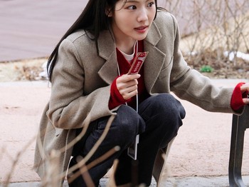 Kini, Jo A Ram comeback dengan drama terbarunya A Love Other Than Yours pada (12/9) lalu. Ia berperan sebagai Park Soo Ah, junior Seo Kang Joon di tempat kerja yang tiba-tiba hadir dalam hubungan 10 tahun sang senior./ Foto: instagram.com/kbsdrama