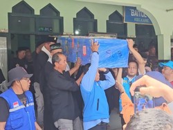 Isak Tangis Sambut Jenazah Guru SD Asal Madiun Korban KM Virgo