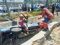Innova Reborn Nyemplung ke Selokan Jalan A Yani Surabaya Surabaya