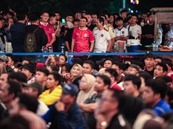 Momen Luthfi Nobar Timnas Bareng Ribuan Warga di Kantor Gubernur