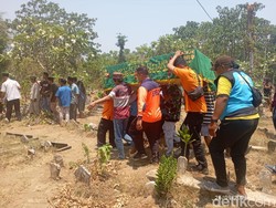 Jenazah Kernet Truk Korban KM Virgo Asal Jember Dipulangkan