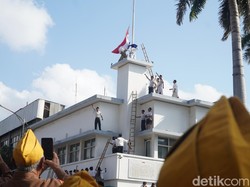 Kemeriahan Opera Kolosal Refleksi Perobekan Bendera Merah Putih Bertanya
