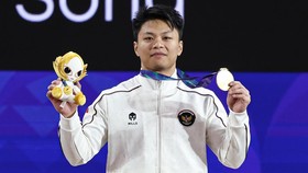 Rahmat Erwin Abdullah meraih medali emas kedua Indonesia dari cabang olahraga angkat besi nomor 74kg putra Asian Games 2026, Sabtu (26/9).