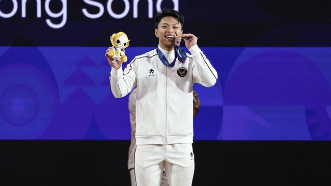 Rahmat Erwin Raih Emas Angkat Besi, Pecahkan Rekor Dunia di Asian Games