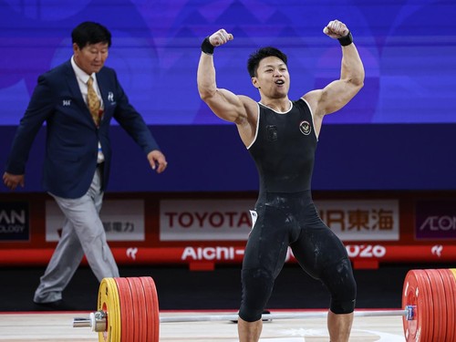 Rahmat Erwin Abdullah meraih medali emas kedua Indonesia dari cabang olahraga angkat besi nomor 74kg putra Asian Games 2026, Sabtu (26/9).  (NOC Indonesia/NMA)