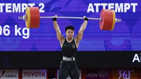 Rahmat Erwin Abdullah meraih medali emas kedua Indonesia dari cabang olahraga angkat besi nomor 75kg putra Asian Games 2026, Sabtu (26/9).  (NOC Indonesia/NMA)