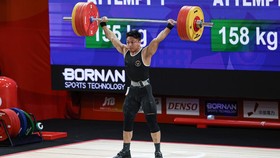 Rahmat Erwin Abdullah meraih medali emas kedua Indonesia dari cabang olahraga angkat besi nomor 74kg putra Asian Games 2026, Sabtu (26/9).  (NOC Indonesia/NMA)