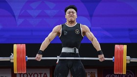 Rahmat Erwin Abdullah meraih medali emas kedua Indonesia dari cabang olahraga angkat besi nomor 74kg putra Asian Games 2026, Sabtu (26/9).  (NOC Indonesia/NMA)