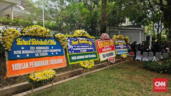 Rumah duka jenazah putra bungsu Presiden Pertama RI Soekarno, Guruh Soekarnoputra, di Jl. Sriwijaya Raya No.26, Kebayoran Baru, Jakarta Selatan, mulai dibanjiri karangan bunga.