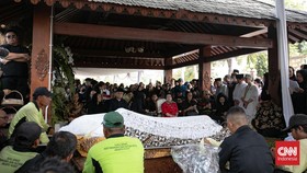 Suasana Haru Selimuti Pemakaman Guruh Soekarnoputra