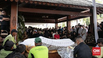 Suasana Haru Selimuti Pemakaman Guruh Soekarnoputra