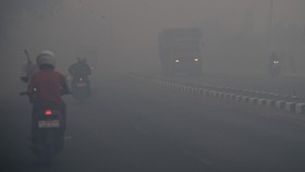Sejumlah pengendara melintas di Jalan Lintas Timur (jalintim) Palembang-Indralaya yang tertutup kabut asap di Desa Muara Baru, Pemulutan, Ogan Ilir (OI), Sumatera Selatan, Jumat (25/9/2026). Berdasarkan data dari Kementerian Kesehatan (Kemenkes) pada