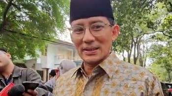 Sekretaris Jenderal PDIP Hasto Kristiyanto dan Menteri Pariwisata dan Ekonomi Kreatif periode 2020-2024 Sandiaga Uno melayat ke rumah duka atas wafatnya Guruh Soekarnoputra pada Sabtu (26/9).