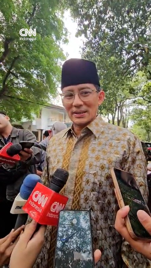 Sekretaris Jenderal PDIP Hasto Kristiyanto dan Menteri Pariwisata dan Ekonomi Kreatif periode 2020-2024 Sandiaga Uno melayat ke rumah duka atas wafatnya Guruh Soekarnoputra pada Sabtu (26/9).