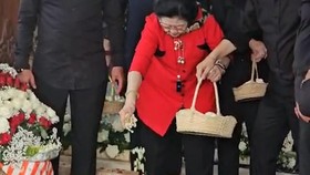 Ketua Umum PDIP Megawati Soekarnoputri menghadiri prosesi pemakaman sang adik, Guruh Soekarnoputra pada Sabtu (26/9).