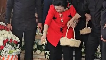 Ketua Umum PDIP Megawati Soekarnoputri menghadiri prosesi pemakaman sang adik, Guruh Soekarnoputra pada Sabtu (26/9).