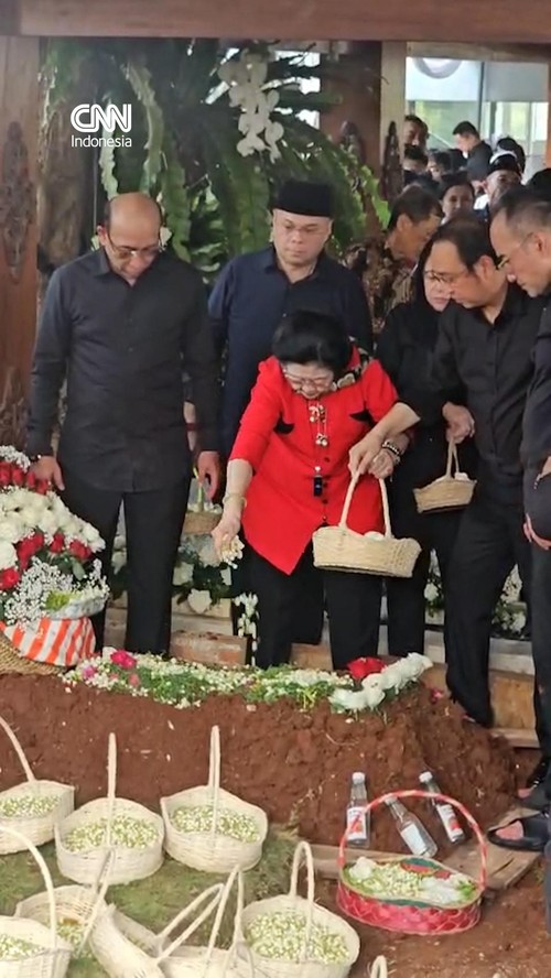 Ketua Umum PDIP Megawati Soekarnoputri menghadiri prosesi pemakaman sang adik, Guruh Soekarnoputra pada Sabtu (26/9).