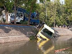 Hindari Motor Lawan Arah, Truk Nyungsep ke Sungai di Nganjuk