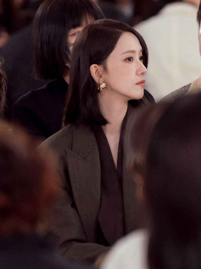 Gaya rambut bob hingga makeup yang didominasi warna coral dari Yoona juga membuat penampilannya kian menarik perhatian, lho./ Foto: instagram.com/yoona__lim