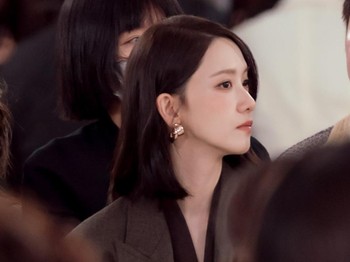 Gaya rambut bob hingga makeup yang didominasi warna coral dari Yoona juga membuat penampilannya kian menarik perhatian, lho./ Foto: instagram.com/yoona__lim
