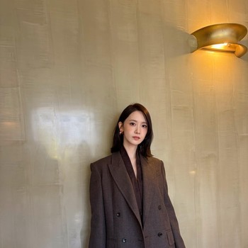 Minimalis dan Elegan, Simak Gaya Yoona Saat Menghadiri Maxmara Fashion Show di Milan