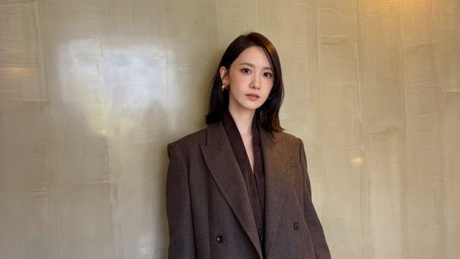 Minimalis dan Elegan, Simak Gaya Yoona Saat Menghadiri Maxmara Fashion Show di Milan