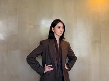 Pada kesempatan kali ini, Yoona memamerkan gaya elegan dalam balutan outfit berwarna coklat yang terlihat klasik namun tetap modis./ Foto: instagram.com/yoona__lim