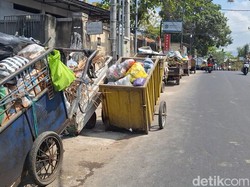 Armada Sampah Mengular di TPS Mataram, Ini Kata DLH