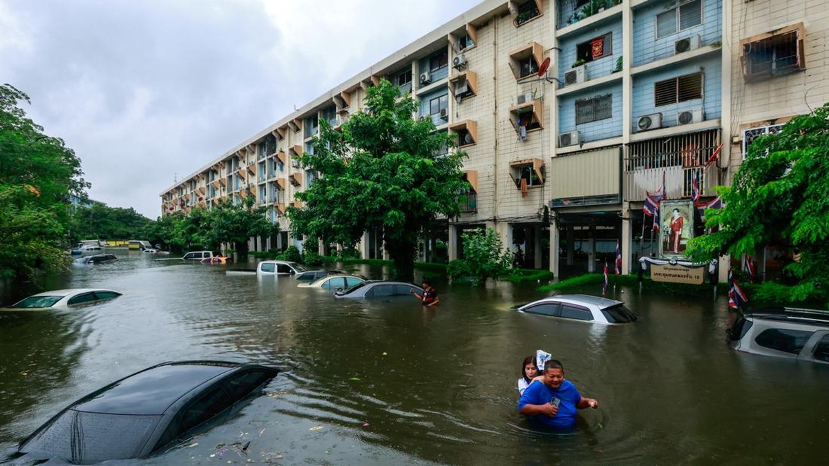 Potret Banjir Rendam Wilayah Dekat RI, Warga Evakuasi Barang-Kendaraan