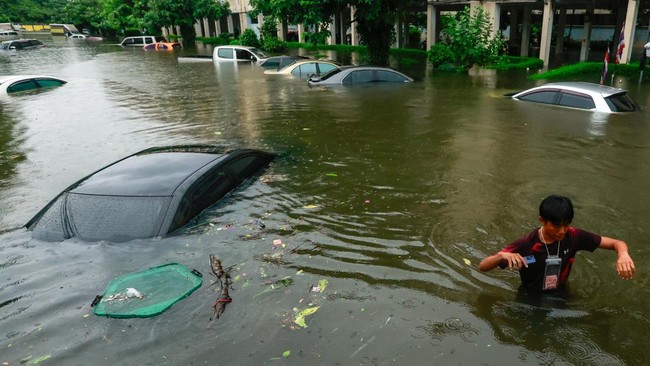Ibu kota Thailand, Bangkok, menetapkan wilayahnya sebagai zona terdampak bencana setelah hujan deras menyebabkan banjir meluas di sejumlah kawasan.