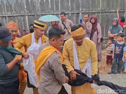 Meriam Beranak Dimandikan, Warga Kobar Berharap Hujan di Tengah Kabut Asap