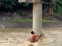 Video Menegangkan Evakuasi Remaja Terjebak Arus Sungai di Padang