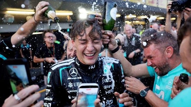Formula One F1 - Azerbaijan Grand Prix - Baku City Circuit, Baku, Azerbaijan - September 26, 2026 Mercedes' George Russell celebrates after winning the race REUTERS/Jakub Porzycki     TPX IMAGES OF THE DAY