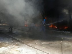Gudang Rongsok di Lamongan Terbakar Hebat, Mobil Water Cannon Dikerahkan