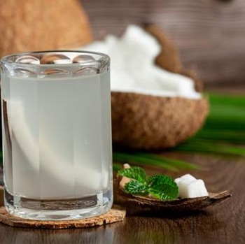 Selain Penyegar, Ini 6 Manfaat Air Kelapa yang Harus Kamu Tahu