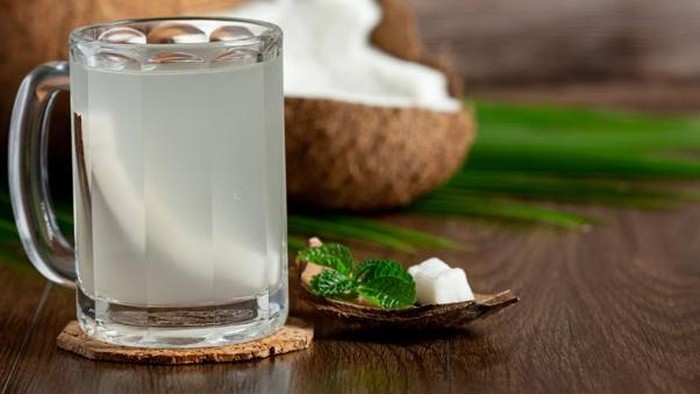 Selain Penyegar, Ini 6 Manfaat Air Kelapa yang Harus Kamu Tahu