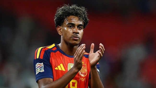 Soccer Football - Nations League - Group A3 - England v Spain - Wembley Stadium, London, Britain - September 26, 2026 Spain's Lamine Yamal applauds fans after the match Action Images via Reuters/Peter Cziborra