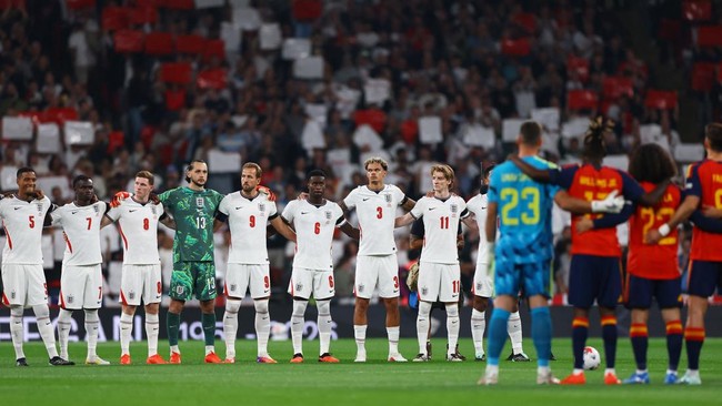 Soccer Football - Nations League - Group A3 - England v Spain - Wembley Stadium, London, Britain - September 26, 2026 General view of England players during a minutes silence before the match Action Images via Reuters/Peter Cziborra