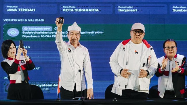 Juru bicara PDIP Guntur Romli menyindir pedas manuver Jokowi memamerkan KTA PSI. Oleh Gunrom, anak Jokowi, Wapres Gibran. ikut kena sentilan.