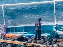 Jukung Nelayan di Seraya Terbalik Diterjang Ombak, Hasil Tangkapan Ludes