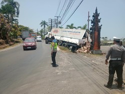 Tak Kuat Menanjak, Tronton Mundur Tabrak Truk di Selemadeg Tabanan