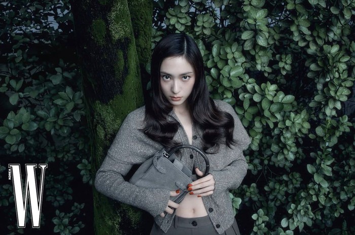 Keinginan untuk terus berkarya, menurut Krystal Jung, datang dari dirinya sendiri. Ia masih ingin bermusik, memainkan karakter yang lebih baik, berkolaborasi dengan banyak orang, dan mencoba berbagai hal karena tidak ingin menyesal./ Foto: W Korea