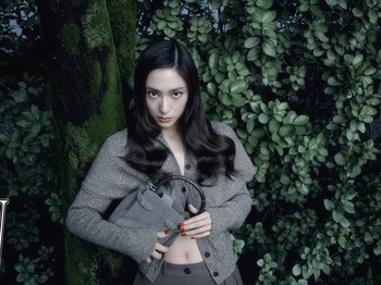 Keinginan untuk terus berkarya, menurut Krystal Jung, datang dari dirinya sendiri. Ia masih ingin bermusik, memainkan karakter yang lebih baik, berkolaborasi dengan banyak orang, dan mencoba berbagai hal karena tidak ingin menyesal./ Foto: W Korea