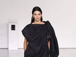 Kendall Jenner Tutup Show Bottega Veneta, Jacob Elordi Nonton di Front Row